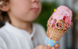 Child holding icecream - image from freepik